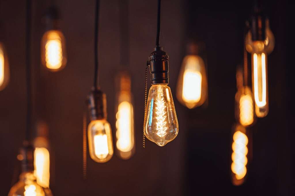 database-publishing-softwareretro lampen die an der decke eines modernen hauses oder cafes haengen